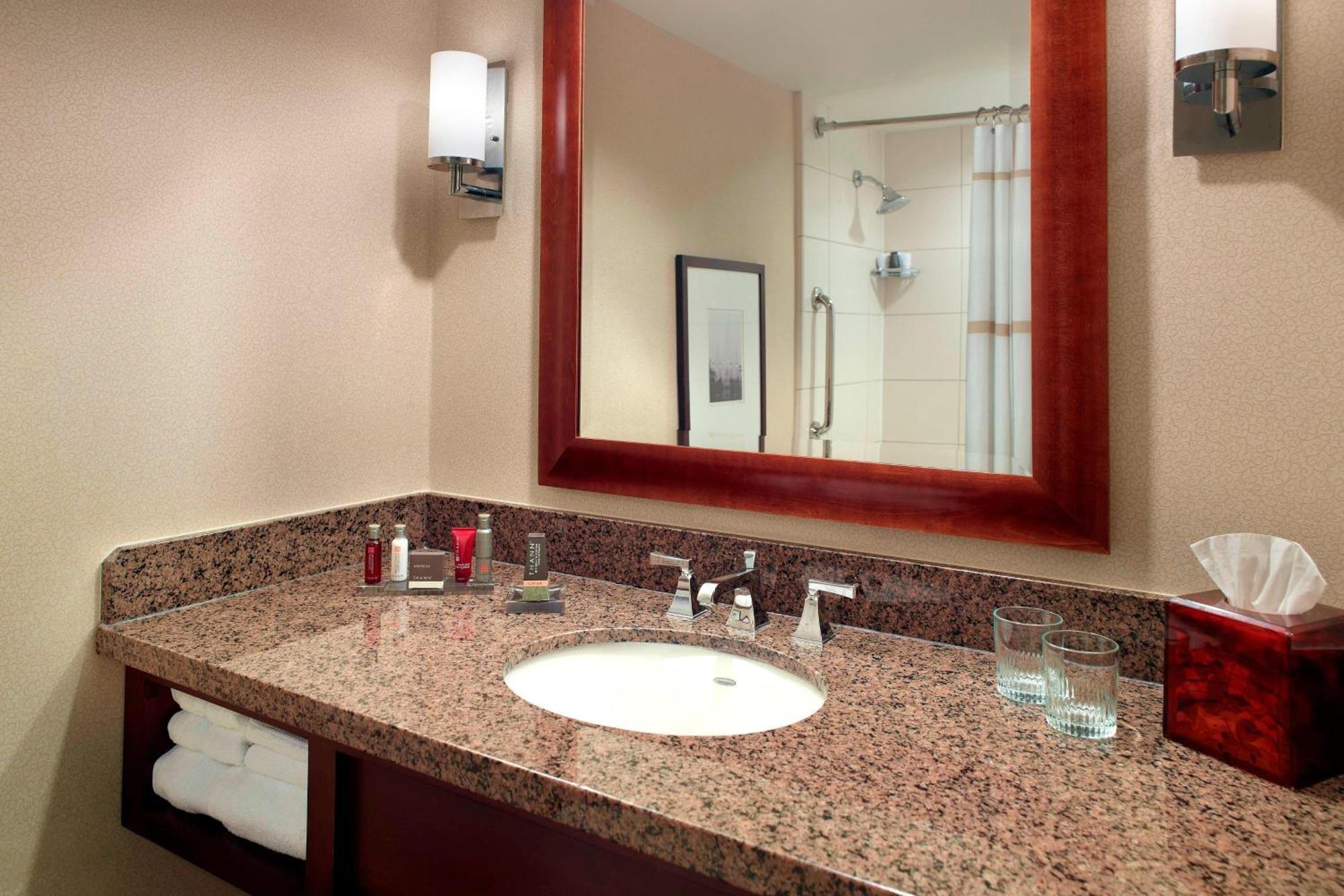New Orleans Marriott Metairie At Lakeway Exterior photo