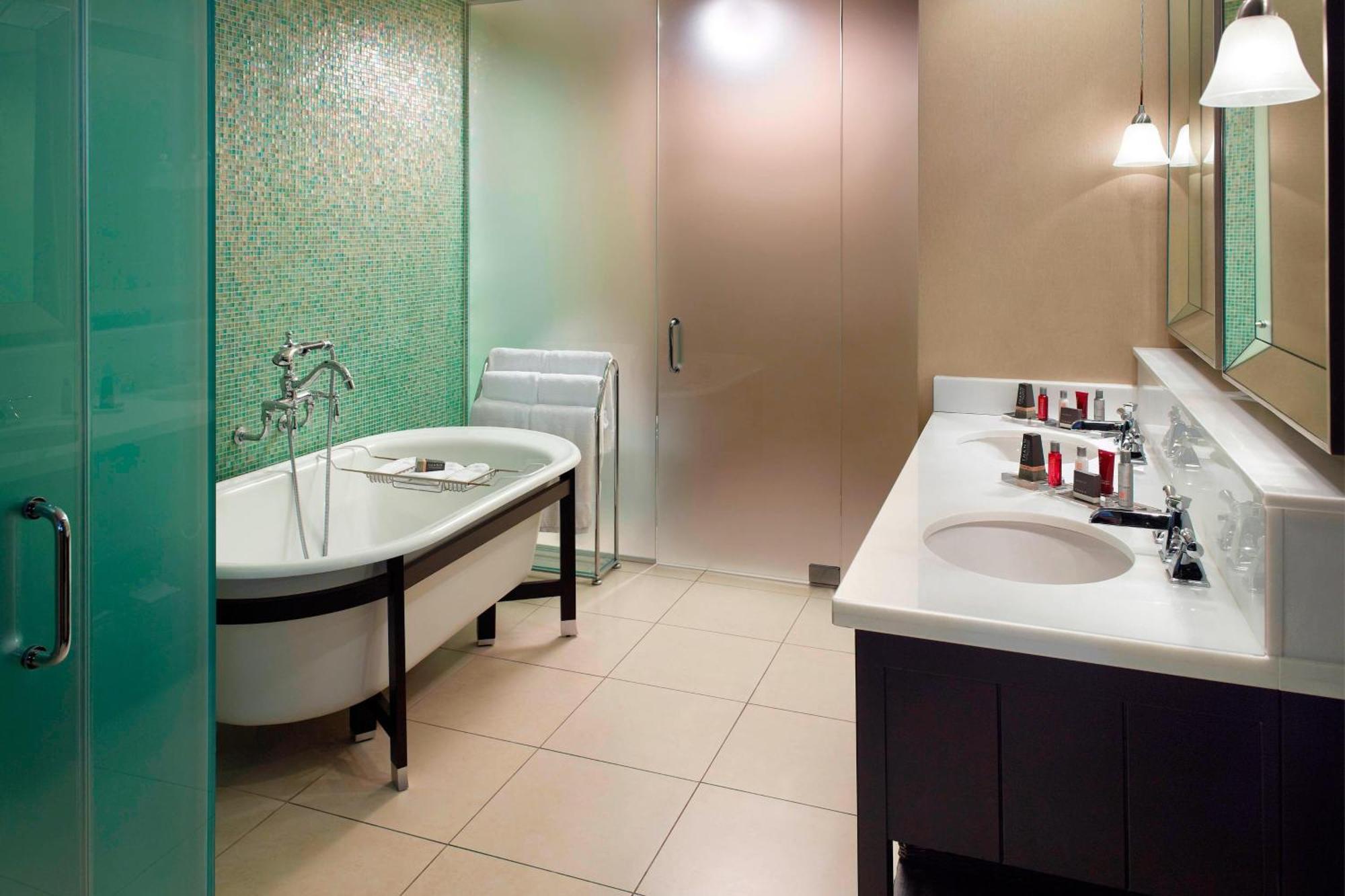 New Orleans Marriott Metairie At Lakeway Exterior photo